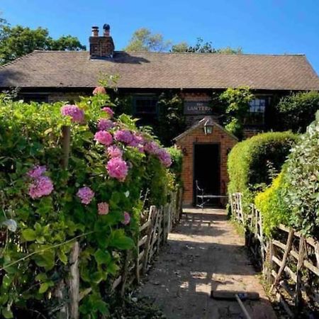 17Th Century Boutique Getaway In The Countryside Lejlighed Martin Mill Eksteriør billede